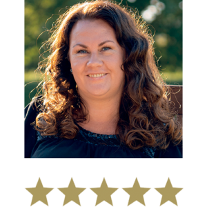 Hair Volume™ 12 Portret van een glimlachende vrouw met vijf sterren eronder.
