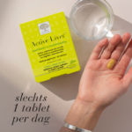 Hand met tablet naast New Nordic Active Liver™ verpakking en glas water met tekst slechts 1 tablet per dag.