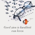 Bril op een oogtestkaart met illustratie van het oog en tekst goed zien is kwaliteit van leven.