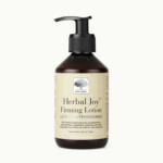 New Nordic Herbal Joy™ Firming Lotion in pompflacon met kruideningrediënten op een lichte achtergrond.