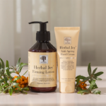 Herbal Joy™ Firming Lotion en Anti-Ageing Hand Cream met duindoorn eromheen.