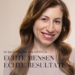 Portret van testimonial Patrycja die glimlacht, met tekst echte mensen echte resultaten.