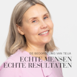 Glimlachende vrouw met tekst beoordeling van Teija echte mensen echte resultaten.