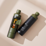 Groene drinkfles met tekst Stay close to nature op transparante achtergrond. Twee groene drinkflessen, waarvan één geopend met zichtbare tabletten in compartiment.