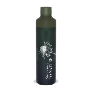 Groene drinkfles met tekst Stay close to nature op transparante achtergrond.