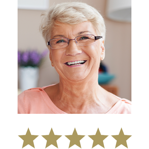 Active Magnesium™ Taurate 8 Vrouw die glimlacht naar de camera met vijf sterren eronder.