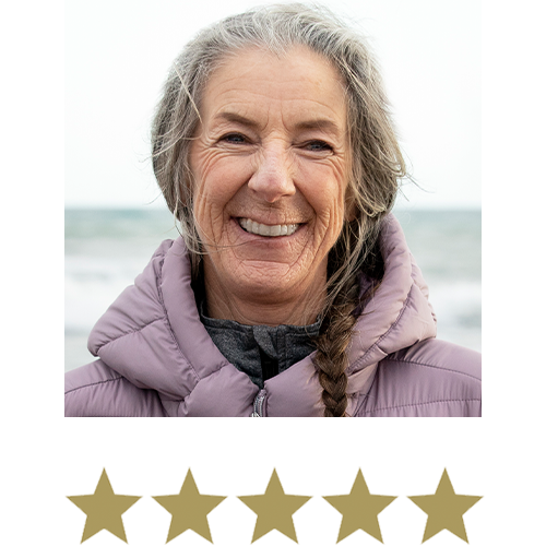Active Magnesium™ Taurate 11 Vrouw die glimlacht naar de camera met vijf sterren eronder.